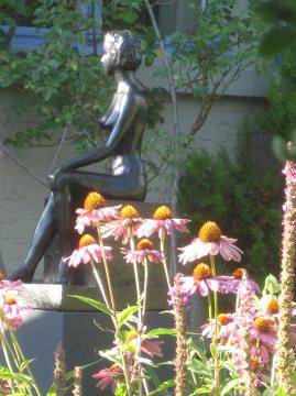 Sitzende, Skulptur von Annemarie Waibel