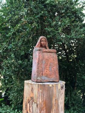 Die Wächterin. Skulptur von Annemarie Waibel