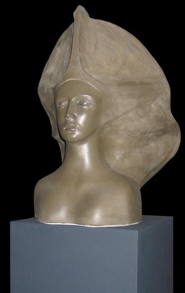 Priesterin. Skulptur von Annemarie Waibel