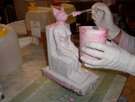 Katzengöttin, Skulptur von Annemarie Waibel