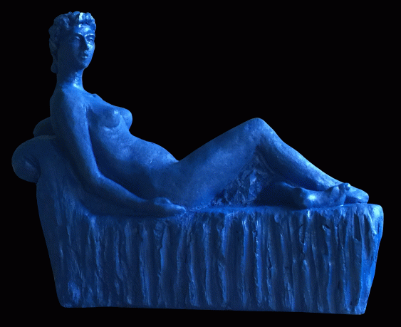 "Camille sur la Chaise Longue" Skulptur von Annemarie Waibel