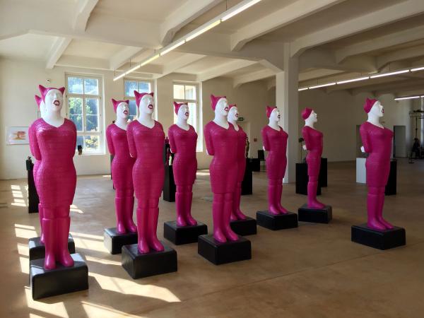 10 lebensgrosse Pussyhats an FATart